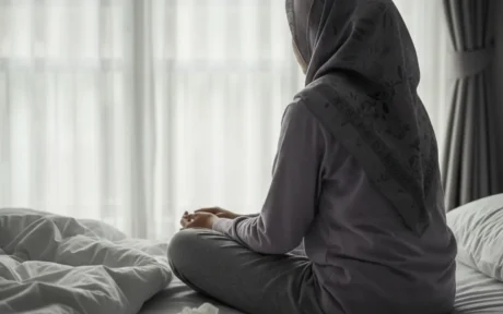 Infografis ciri-ciri kanker serviks pada wanita muda seperti nyeri panggul dan keputihan tidak normal.